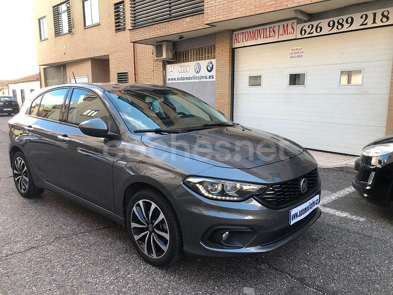 Usado Fiat Tipo Lounge 95 CV (69 kW) 2018 Gris / plata Berlina