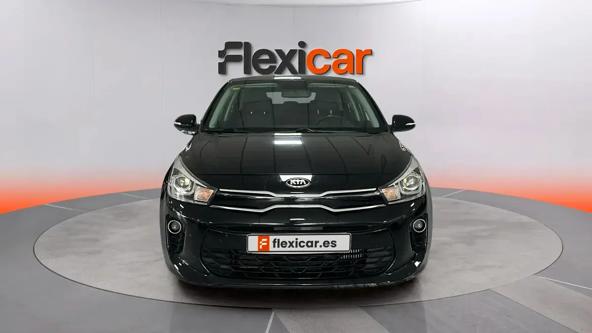 Usado Kia Rio 101 CV (74 kW) 2018 Negro Berlina