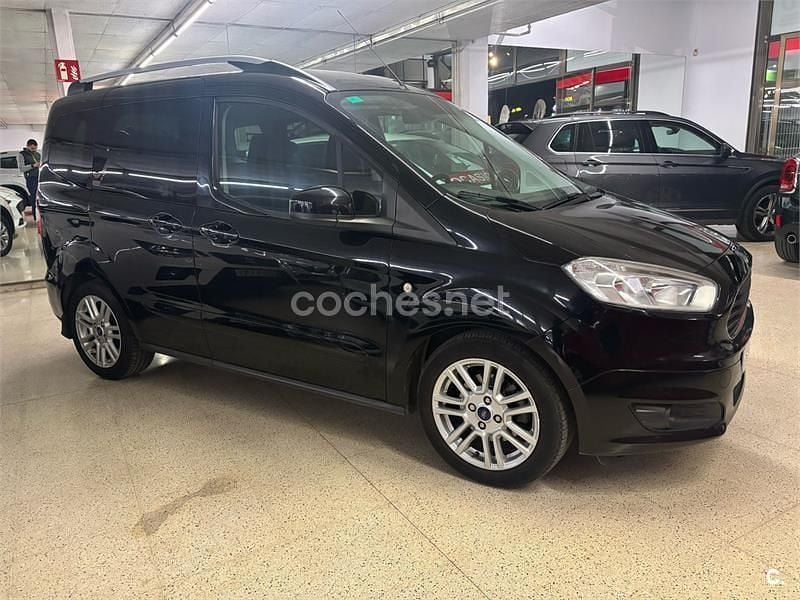 Usado Ford Tourneo Courier Titanium 100 CV (73 kW) 2016 Negro Monovolumen