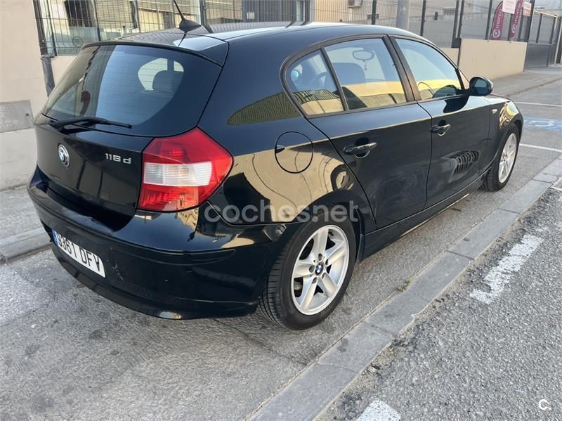 Usado BMW 118 122 CV (89 kW) 2005 Negro Utilitario