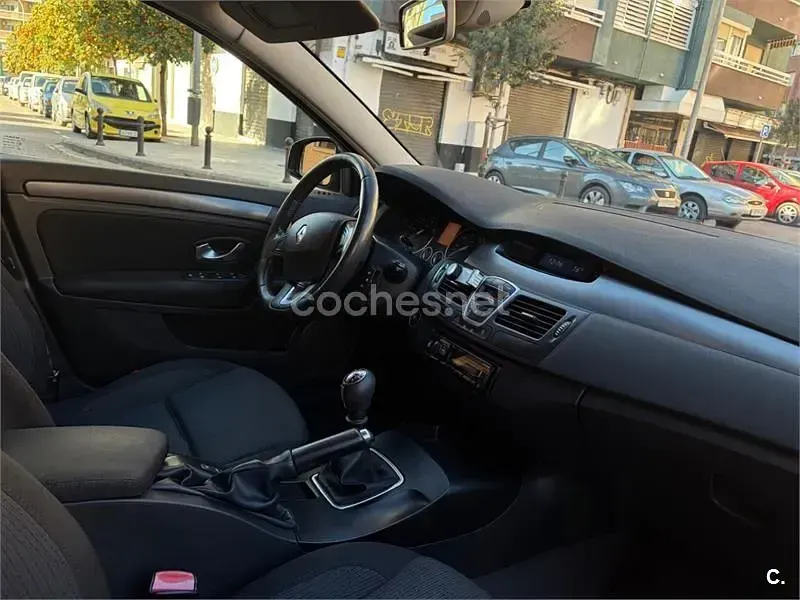 Usado Renault Laguna III Authentique 130 CV (95 kW) 2008 Negro Berlina