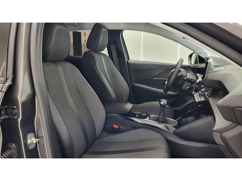 Usado Peugeot 208 Allure 100 CV (73 kW) 2023 Gris Utilitario