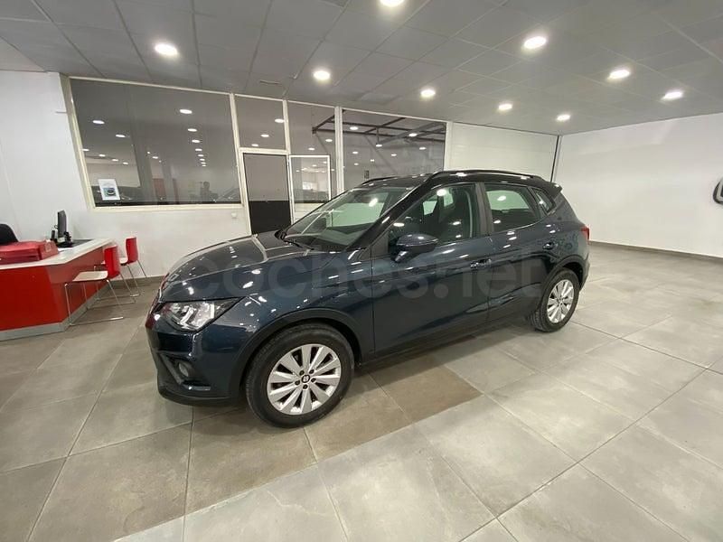 Usado Seat Arona Style Plus 110 CV (80 kW) 2021 Gris / plata SUV