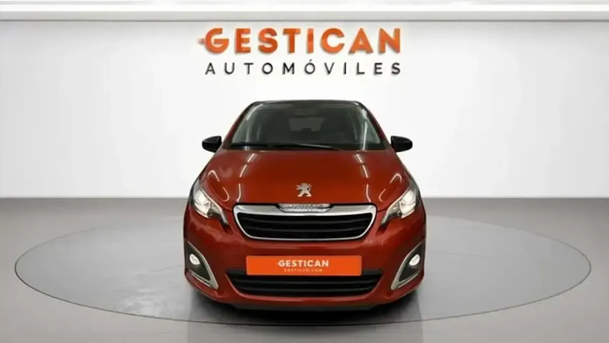 Usado Peugeot 108 Allure 69 CV (50 kW) 2021 Rojo Utilitario