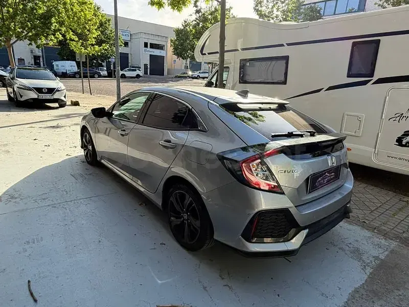 Usado Honda Civic Executive 129 CV (94 kW) 2018 Gris / plata Berlina