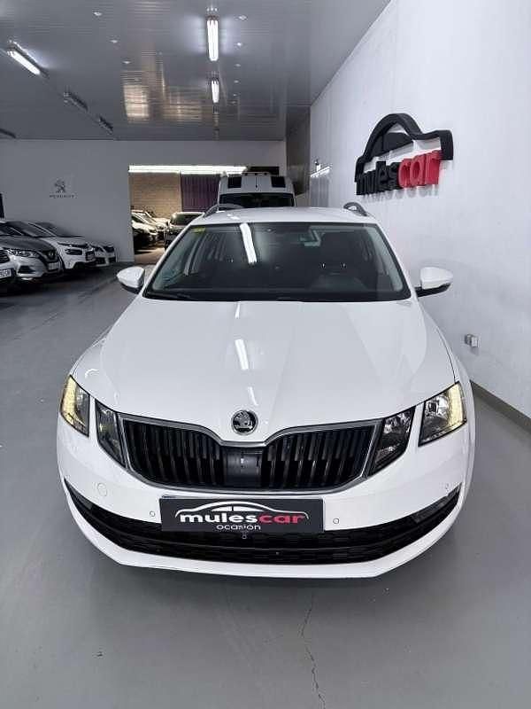 Usado Skoda Octavia Ambition 116 CV (85 kW) 2019 Blanco Familiar
