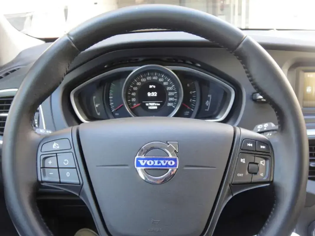 Usado Volvo V40 Kinetic 114 CV (83 kW) 2013 Rojo SUV
