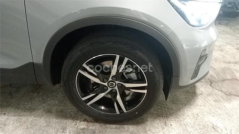 Usado Volvo XC40 Plus 163 CV (119 kW) 2024 Gris / plata SUV