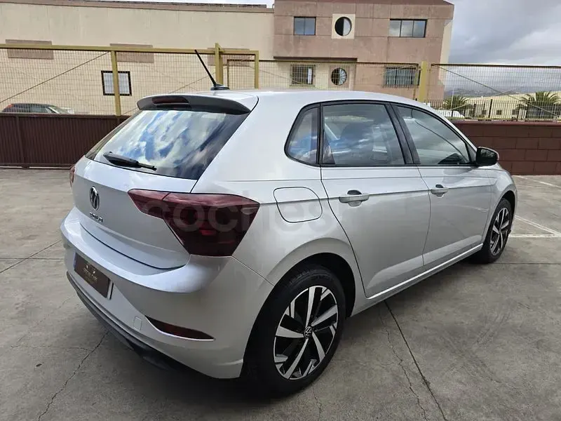 Usado VW Polo 95 CV (69 kW) 2023 Gris / plata Utilitario