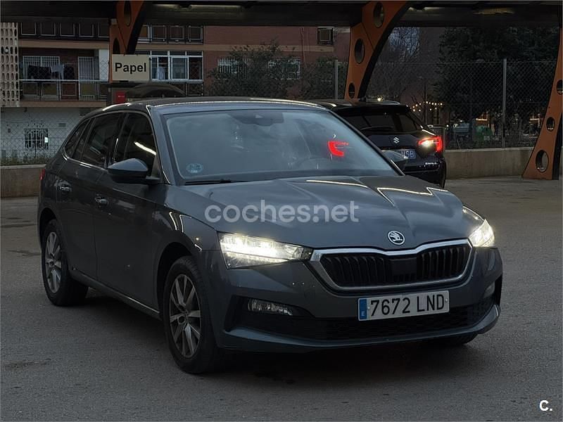 Gris / plata Usado 2021 Skoda Scala Ambition Utilitario | 14.500 € (Precio justo) - Imagen 1/4