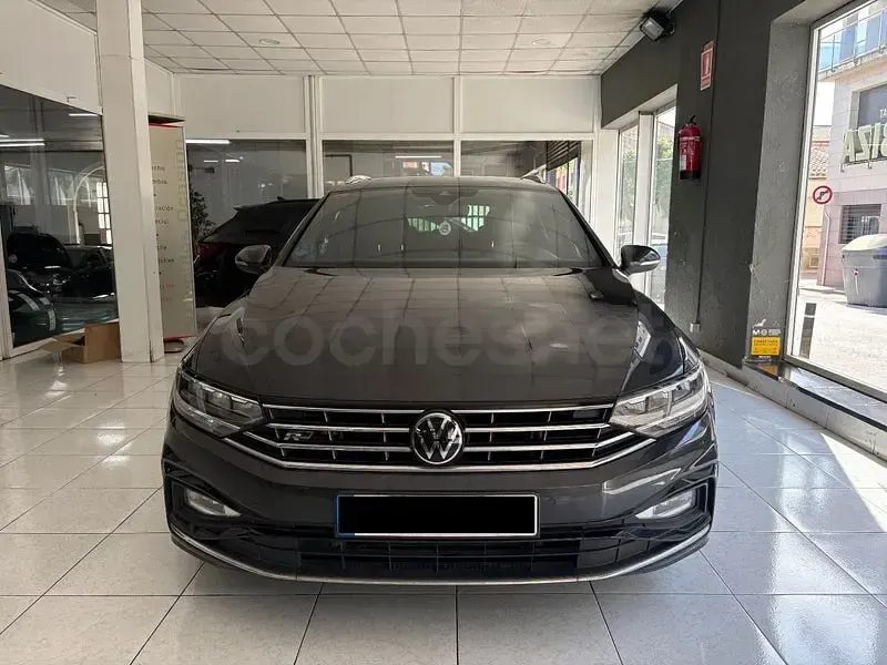 Usado VW Passat R-line 150 CV (110 kW) 2021 Negro Familiar