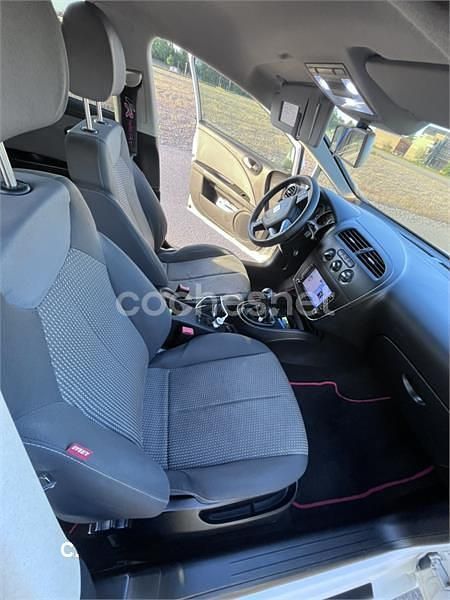 Blanco Usado 2011 Seat Leon Reference Berlina | 4800 € (Buen precio) - Imagen 1/4