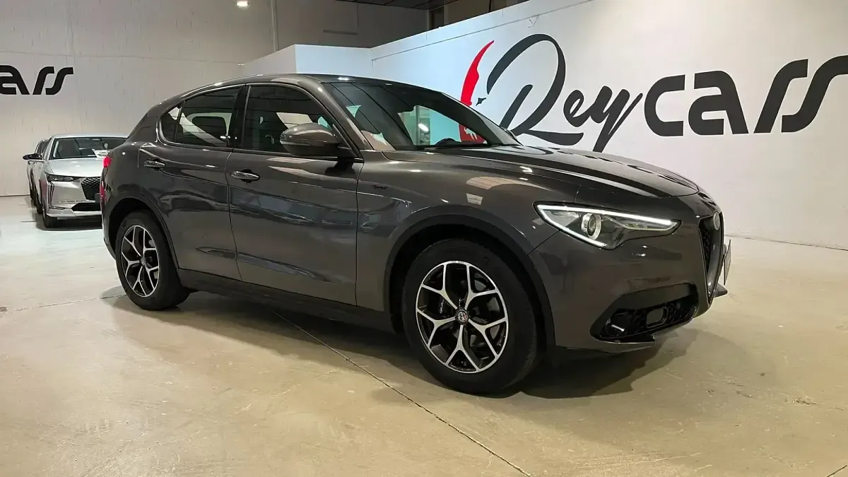 Usado Alfa Romeo Stelvio Sprint 190 CV (139 kW) 2021 Gris SUV