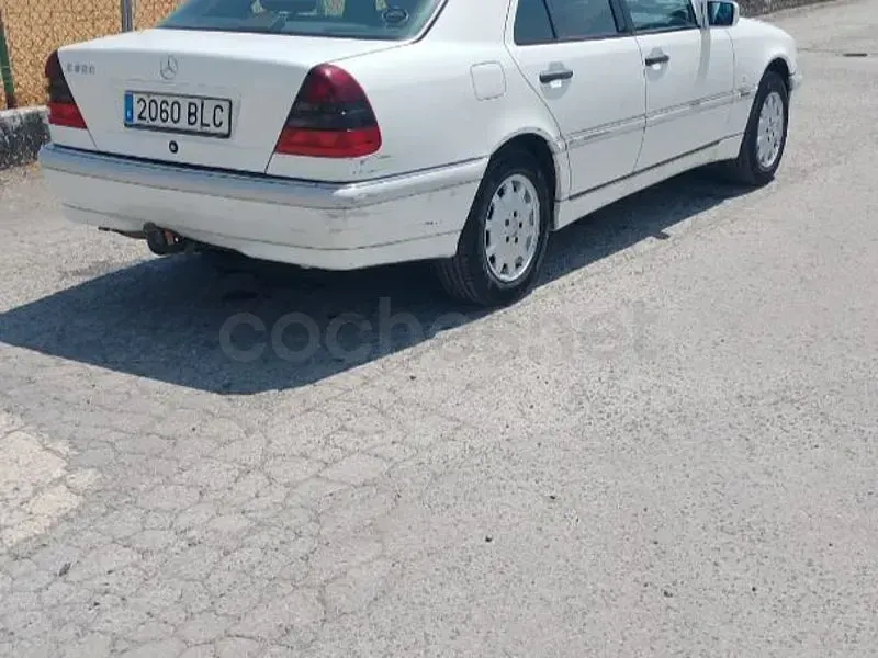 Usado Mercedes C200 Elegance 136 CV (100 kW) 2001 Blanco Berlina