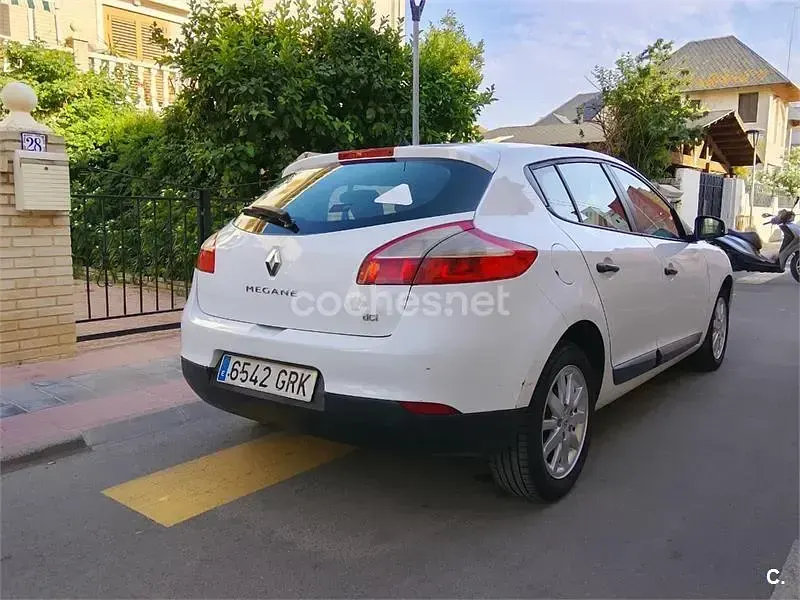 Usado Peugeot 206+ 70 CV (51 kW) 2012 Negro Utilitario