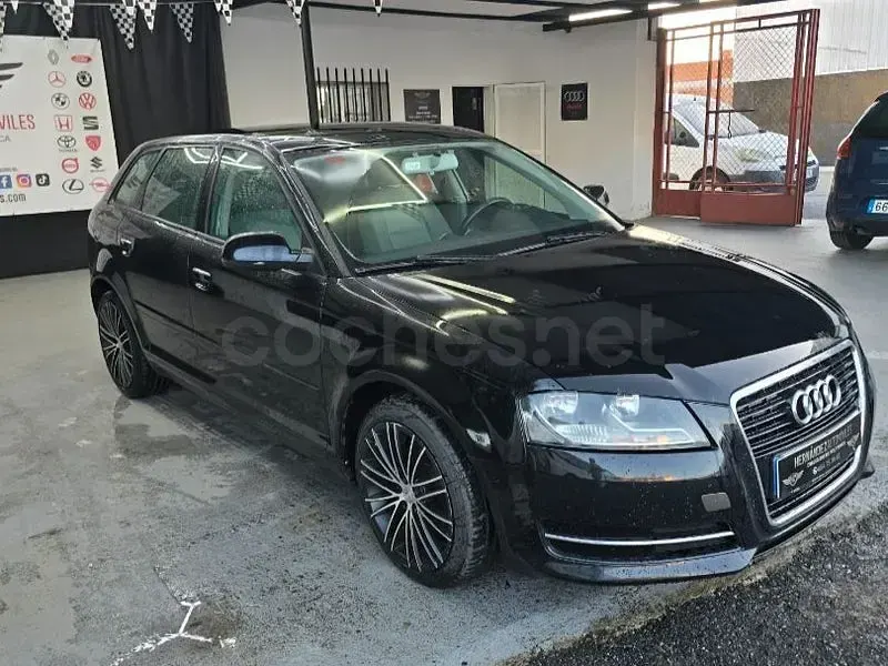 Usado Audi A3 Sportback Attraction 105 CV (77 kW) 2011 Negro Utilitario