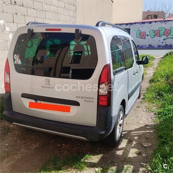 Usado Peugeot Partner Tepee Active 120 CV (88 kW) 2016 Gris / plata Monovolumen