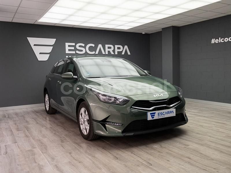 Verde Usado 2023 Kia Ceed Berlina | 19.490 € (Buen precio) - Imagen 1/4