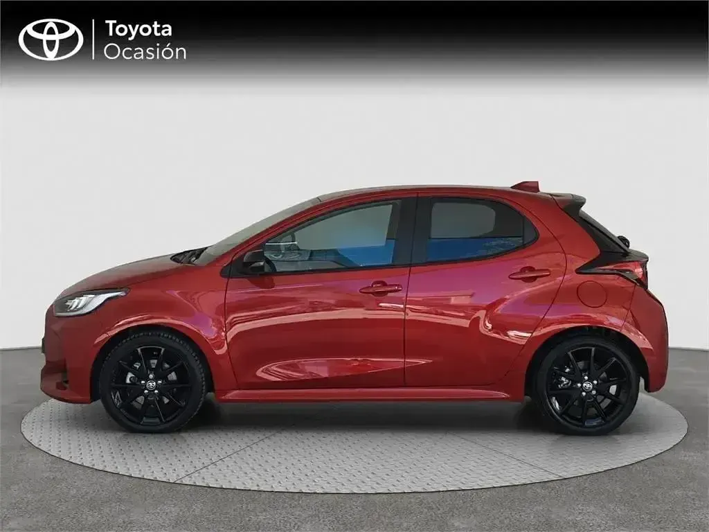 Usado Toyota Yaris Hybrid Plus 116 CV (85 kW) 2022 Rojo Monovolumen