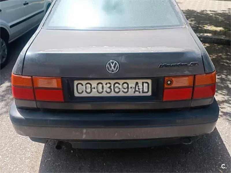 Usado VW Vento 75 CV (55 kW) 1992 Gris / plata Berlina