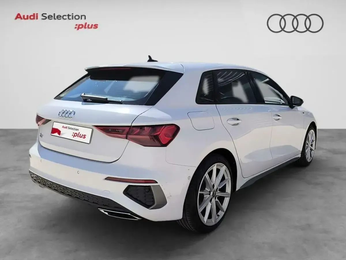 Käytetty Audi A3 S-Line 150 HP (110 kW) 2023 Valkoinen Sedan