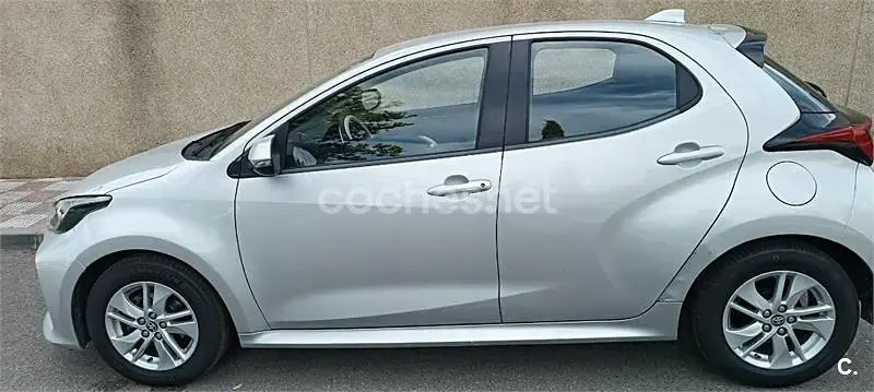 Usado Toyota Yaris 125 CV (91 kW) 2020 Gris / plata Berlina