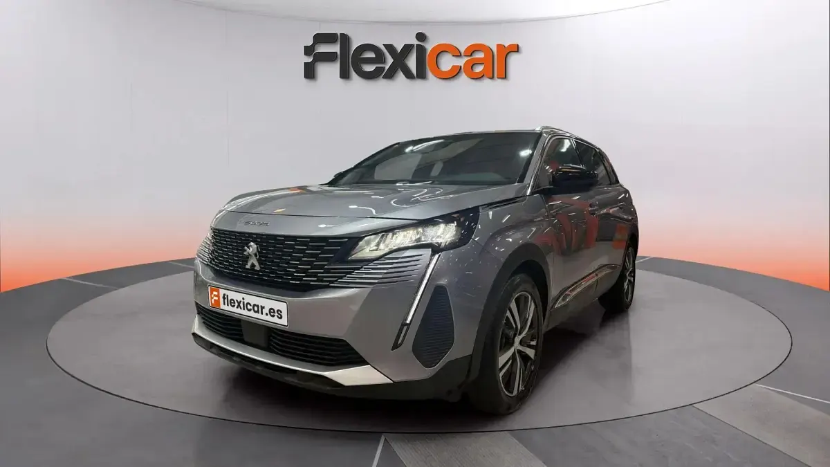 Usado Peugeot 5008 Allure 136 CV (100 kW) 2024 Gris SUV