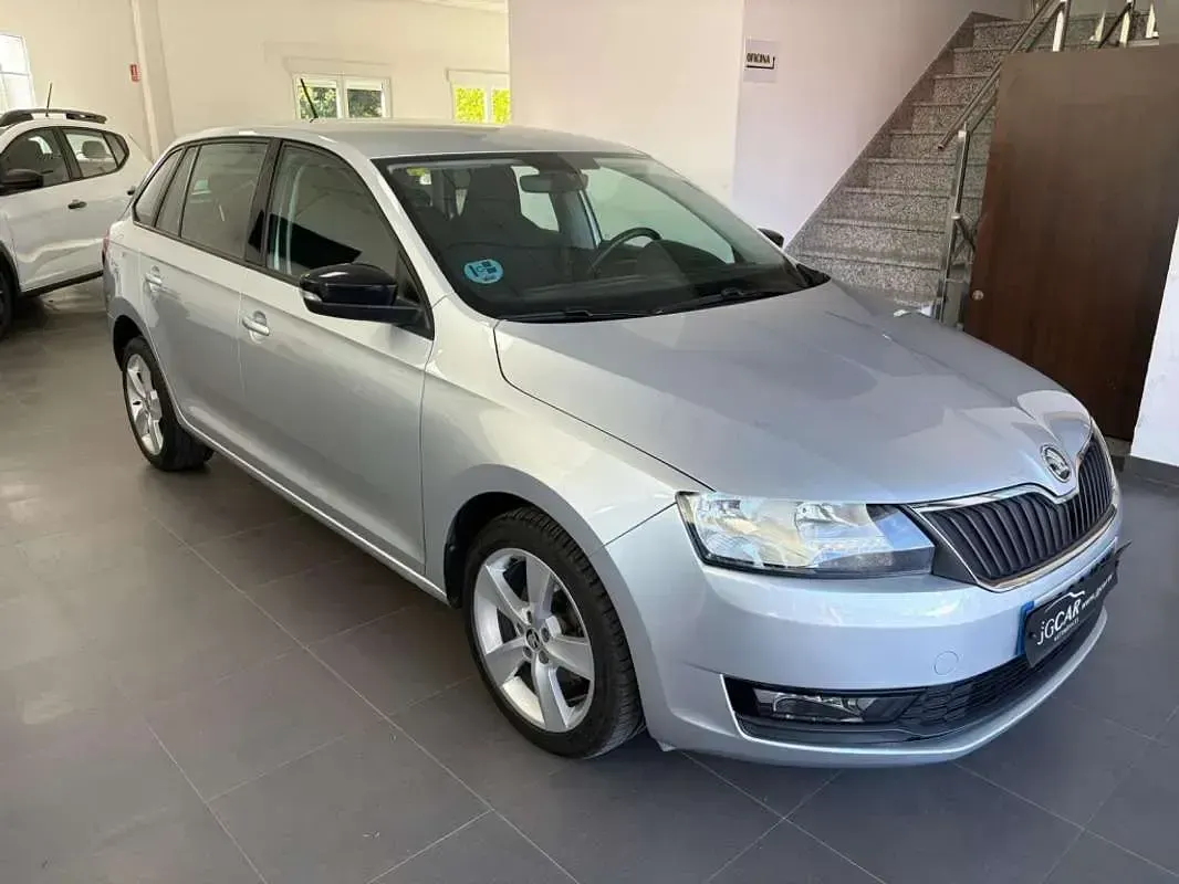 Usado Skoda Rapid Style 90 CV (66 kW) 2018 Gris Utilitario
