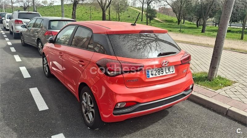 Usado Hyundai i20 100 CV (73 kW) 2020 Rojo Utilitario