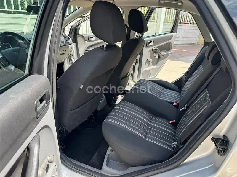 Używany Ford Focus Trend 109 KM (80 kW) 2008 Szary Sedan/Limuzyna