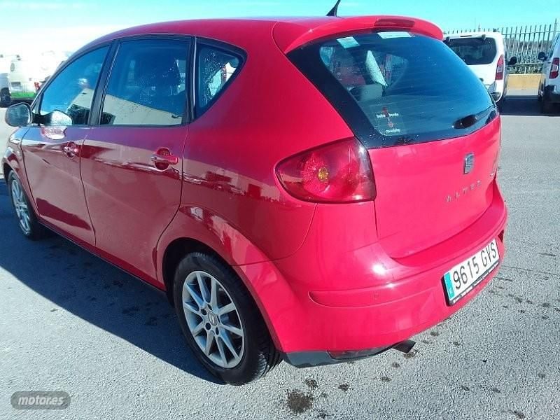 Usado Seat Altea Style 105 CV (77 kW) 2010 Rojo Monovolumen