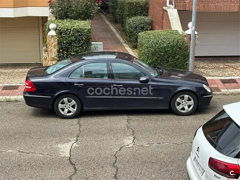 Usado Mercedes E240 Avantgarde 177 CV (130 kW) 2003 Azul Berlina