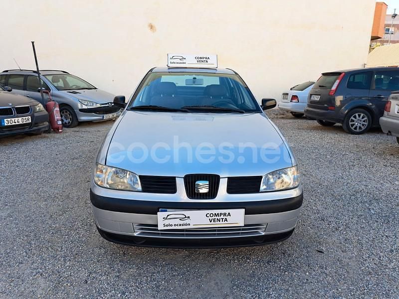 Gris / plata Usado 2000 Seat Cordoba Stella Berlina | 2500 € (Precio justo) - Imagen 1/4