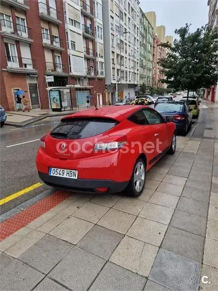 Usado Renault Mégane III Dynamique 105 CV (77 kW) 2011 Rojo Berlina