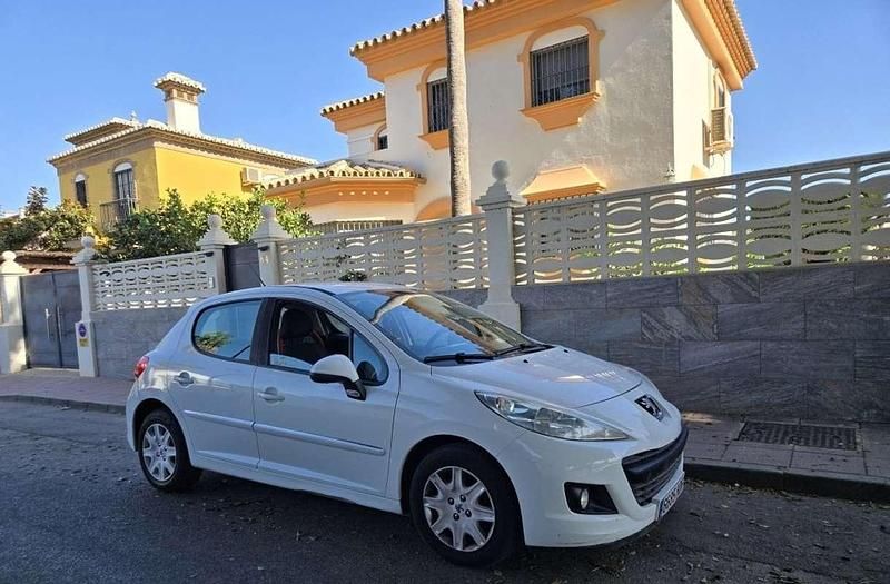 Blanco Usado 2011 Peugeot 207 Active Utilitario | 5900 € (Un poco caro) - Imagen 1/4