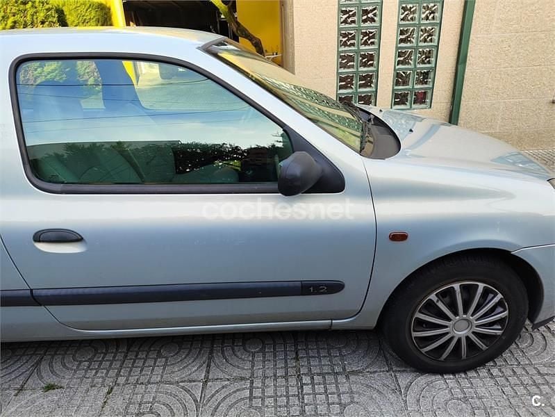 Usado Renault Clio II Authentique 60 CV (44 kW) 2003 Gris / plata Berlina