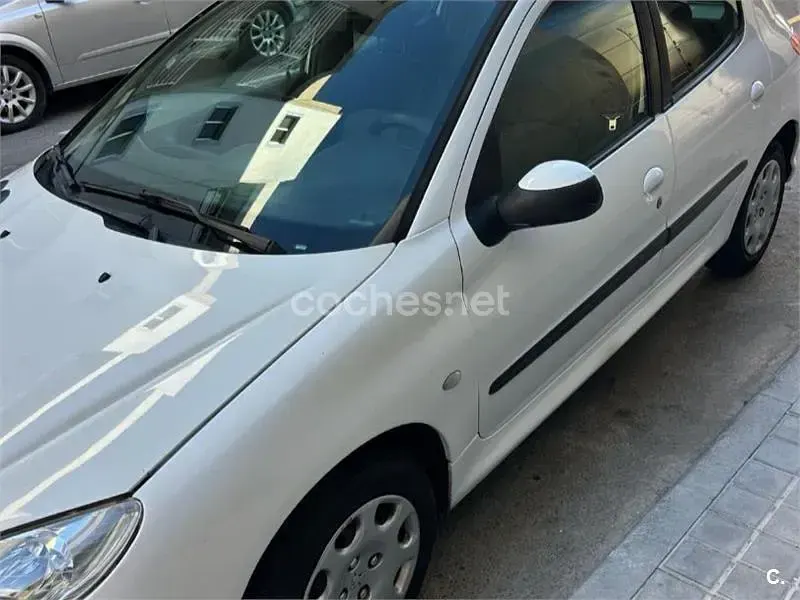 Używany Peugeot 206 75 KM (55 kW) 2004 Biały Sedan/Limuzyna