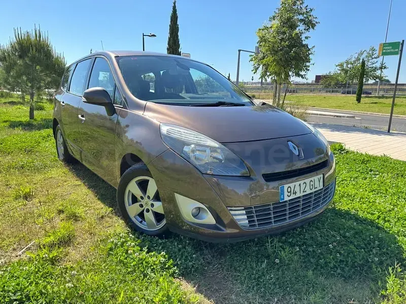 Usado Renault Grand Scénic II 105 CV (77 kW) 2009 Marrón Monovolumen