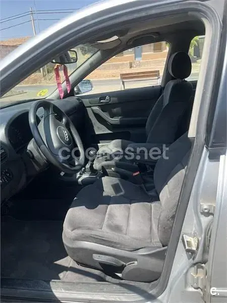 Usado Audi A3 Ambiente 101 CV (74 kW) 2001 Gris / plata Utilitario