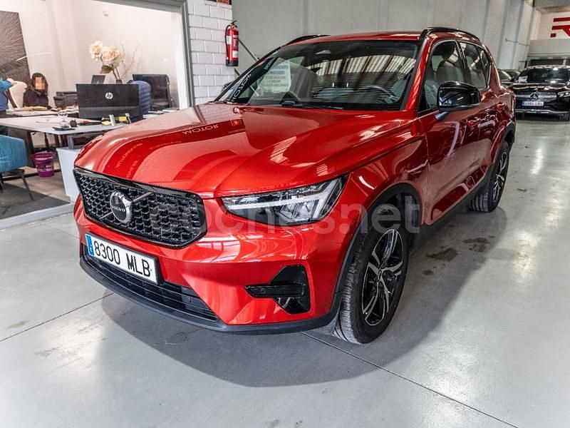 Granate Usado 2023 Volvo XC40 Plus SUV | 27.980 € (Precio justo) - Imagen 1/4