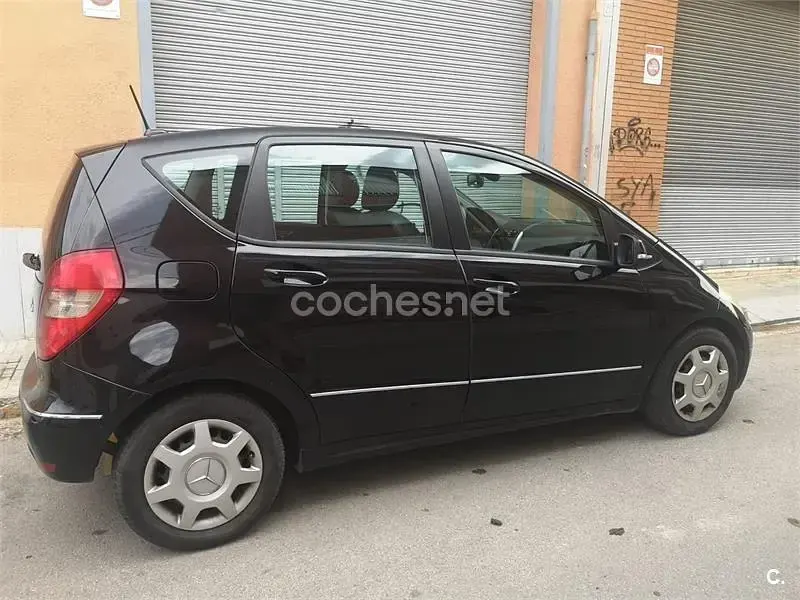 Usado Mercedes A180 116 CV (85 kW) 2009 Negro Monovolumen