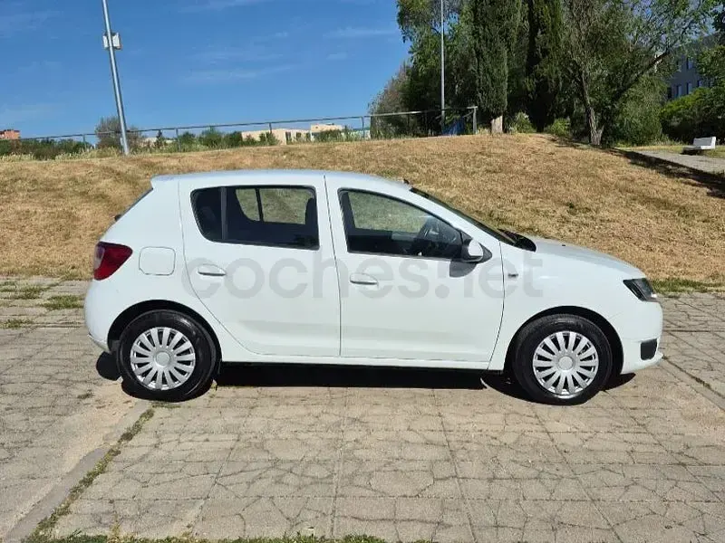 Usado Dacia Sandero Ambiance 75 CV (55 kW) 2014 Blanco Berlina