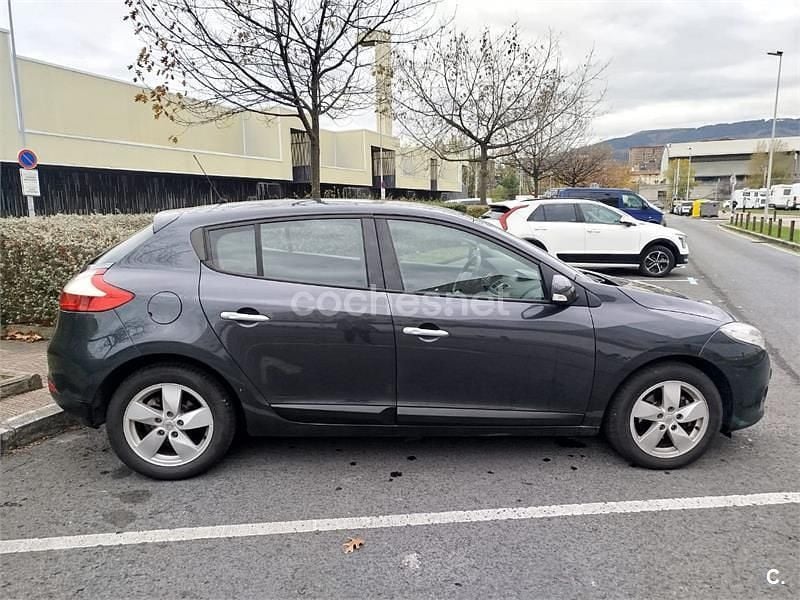 Usado Renault Mégane Dynamique 110 CV (80 kW) 2011 Gris / plata Berlina