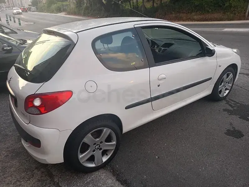 Usado Peugeot 206+ 70 CV (51 kW) 2011 Blanco Utilitario