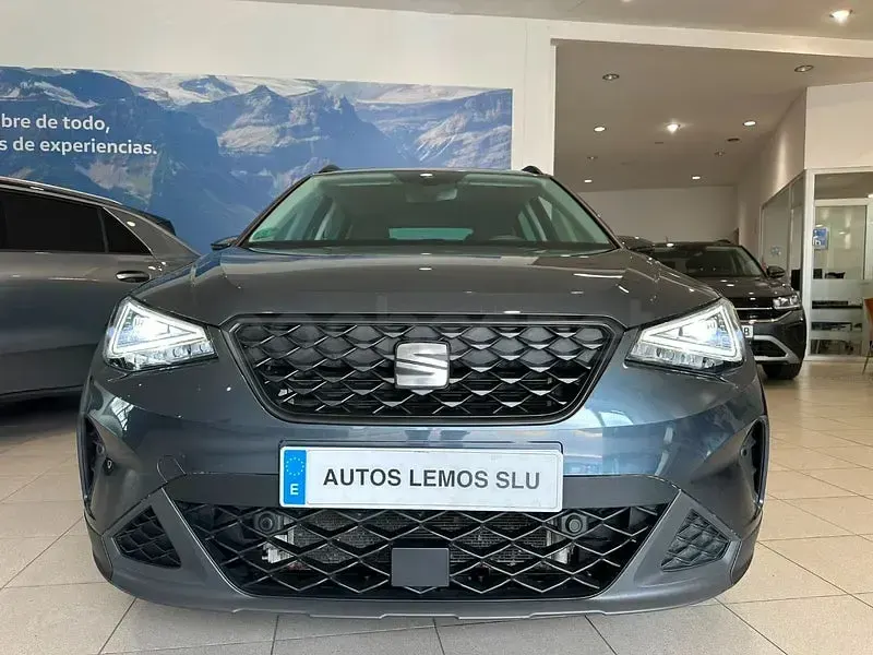 Usado Seat Arona Style 110 CV (80 kW) 2023 Gris / plata SUV