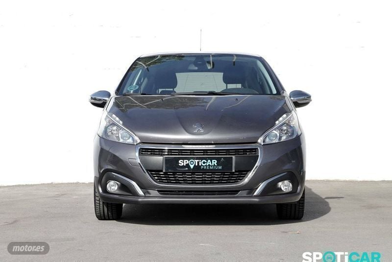 Usado Peugeot 208 Signature Sky 82 CV (60 kW) 2019 Gris Utilitario