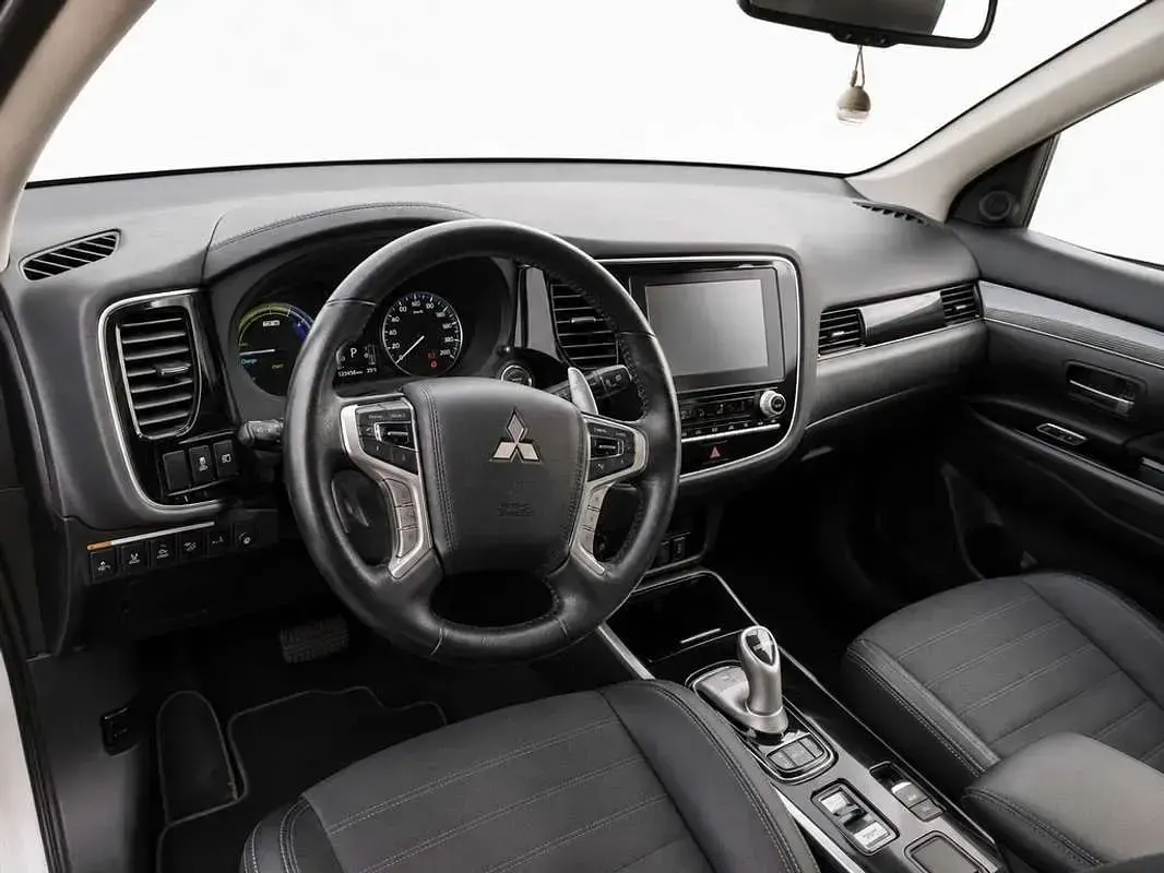 Usado Mitsubishi Outlander P-HEV 224 CV (164 kW) 2021 Blanco SUV
