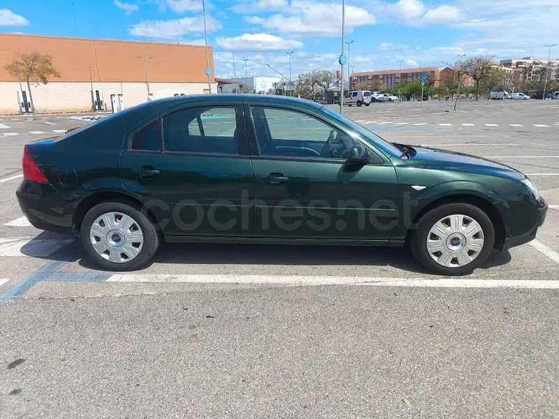 Usado Ford Mondeo Ambiente 115 HP (84 kW) 2006 Verde Sedan