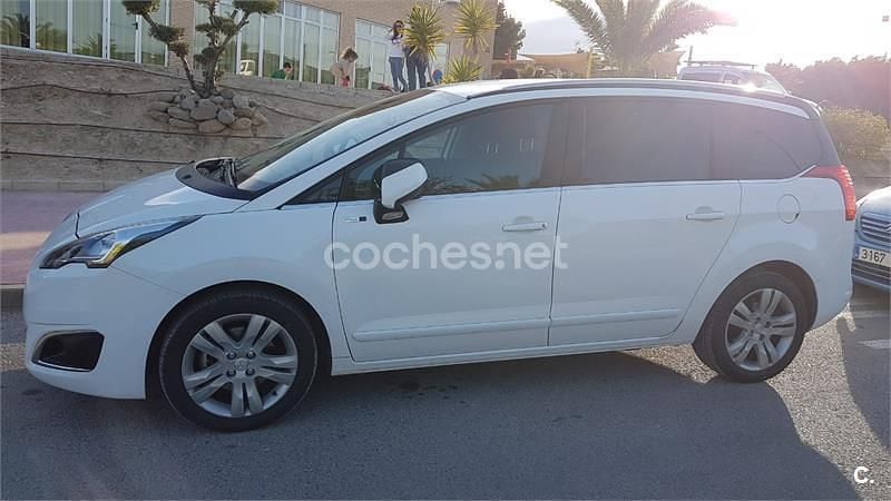 Usado Peugeot 5008 Style 120 CV (88 kW) 2016 Blanco Monovolumen