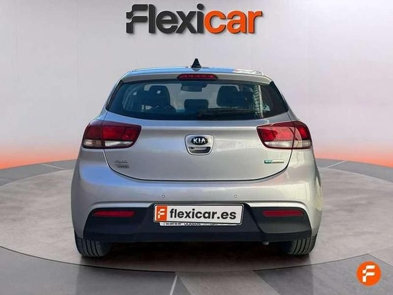 Usado Kia Rio 120 CV (88 kW) 2021 Gris Berlina